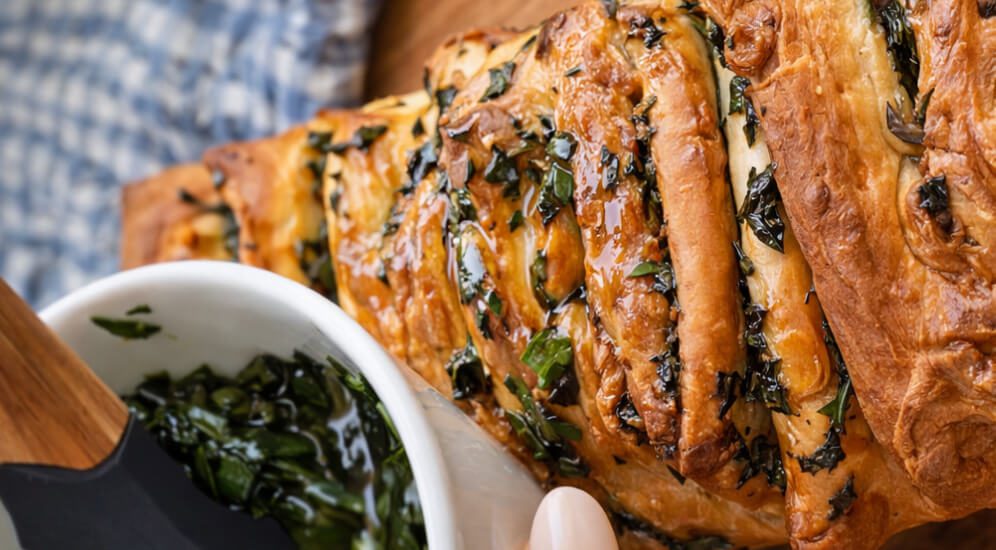 לחם חמאה ועשבי תיבול נתלש