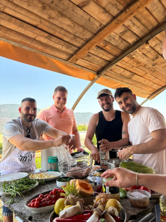 ביום שישי האחרון קיימנו סדנת בישול מיוחדת ומרגשת לחיילי המילואים שחזרו מהמערכה האחרונה — דרך אחת מני רבות בה בחרנו להוקיר את פועלם ולהגיד תודה.הסדנה התקיימה בלב הגליל, בחוות רום שבכמון, עם נוף קסום וחווה אורגנית מיוחדת. בניצוחה של שף ינון כרמל שהוביל את המשתתפים מהשדה לצלחת, עם חומרי גלם טריים, תוצרת החווה, מוצרי מחלבה איכותיים — וכמובן עם מוצרי מרינה שהעניקה סל מוצרים עשיר ומפנק לכל משתתף.זו דרכנו במרינה לומר תודה ולהוקיר את האנשים היקרים שהגנו ונתנו מזמנם לאורך השנה וחצי האחרונות — כי אנחנו מאמינים שגם בלב השגרה, מגיע להם רגע של נחת.