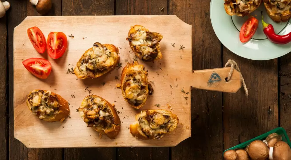 ברוסקטה עם פטריות, בצל מטוגן ופרמזן