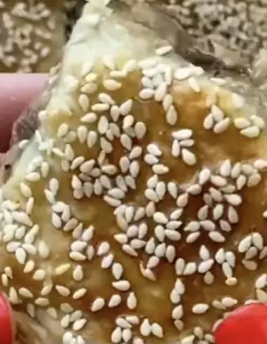 בורקס פטריות זהובים על מגש – מתכון משפחתי קל וטעים