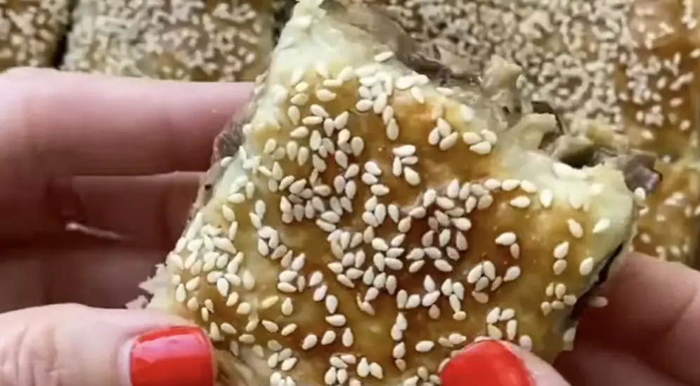 בורקס פטריות זהובים על מגש – מתכון משפחתי קל וטעים