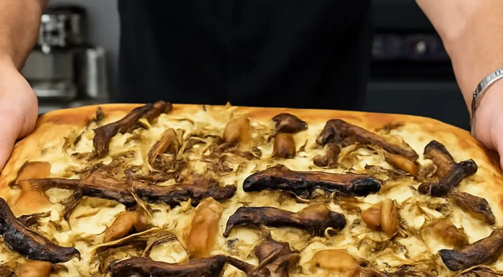 פוקאצ'ה אפויה עם פטריות פורטובלו ושימאג'י, שום קלוי ורוזמרין