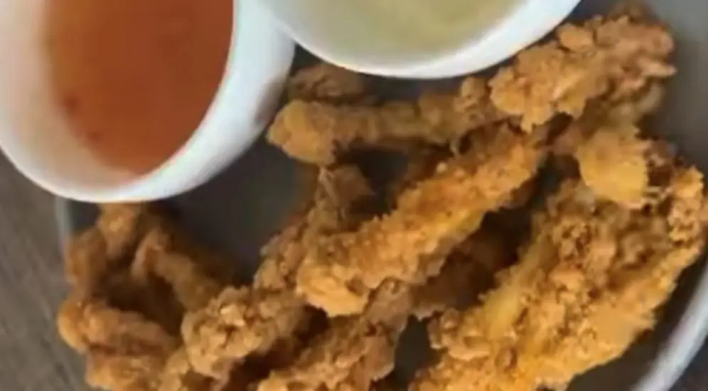 שניצל פטריות קראנצי פריך ומוזהב בצלחת – מתכון מושחת של מרינה פטריות