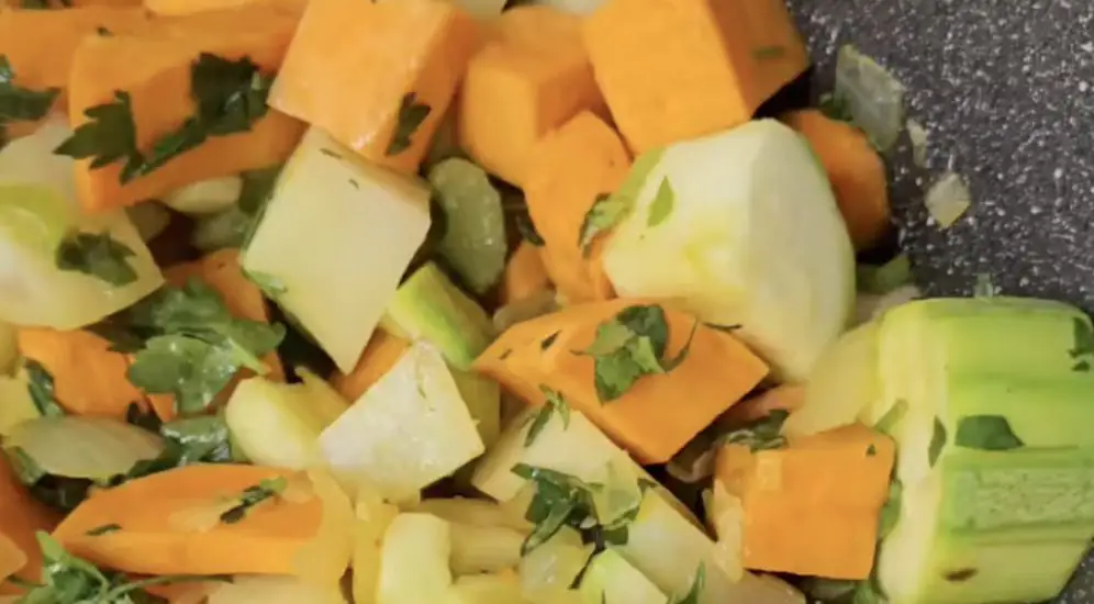 מרק עדשים כתומות חם ומעוטר בעשבי תיבול – מתכון פשוט וטעים