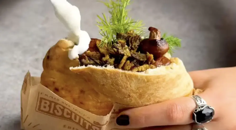 פיתה מלאה בפטריות מכושפות – מתכון בהשראת איל שני עם פטריות של מרינה